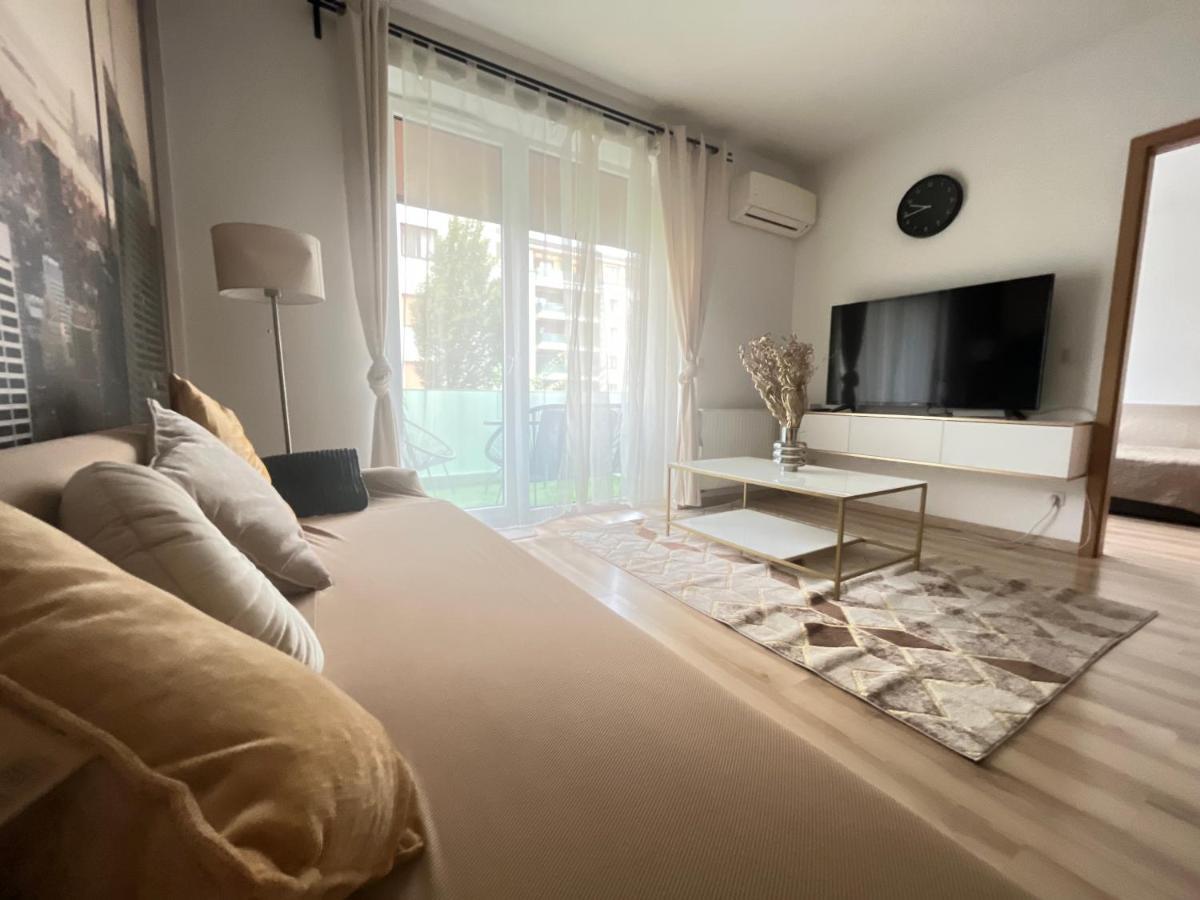 Appartamento Corvin Promenade Crystal Budapest Esterno foto