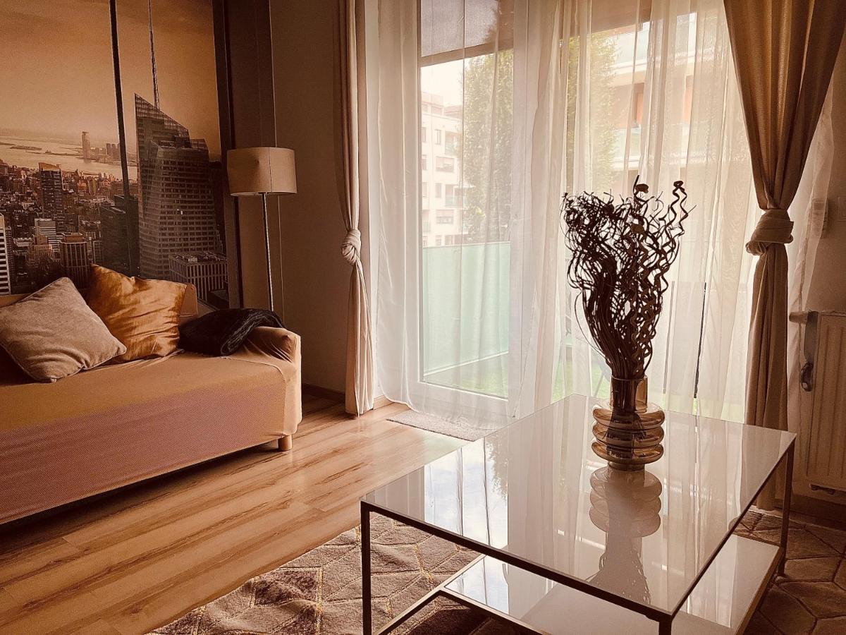 Appartamento Corvin Promenade Crystal Budapest Esterno foto